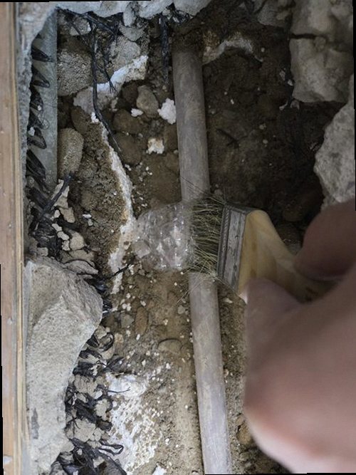 누수탐지 벽체 하단 얼룩과 배관 연결부 위치를 비교 확인하는 현장 점검 장면