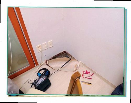 일산동구 누수탐지 욕실 바닥과 벽면의 누수 흔적을 확인하는 현장