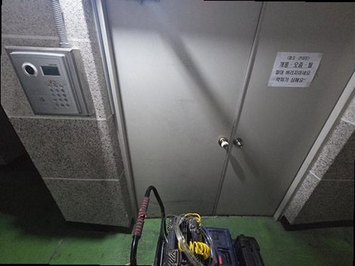 계양구 누수탐지 바닥과 벽 경계의 습윤 흔적을 기록하는 점검 모습