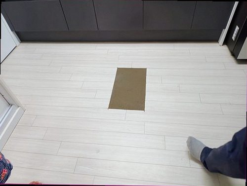 강북구 누수탐지 벽면과 바닥 주변의 누수 흔적을 확인하는 모습