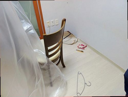 누수탐지 싱크대 하부장과 주변 바닥의 물기 상태를 확인하는 모습