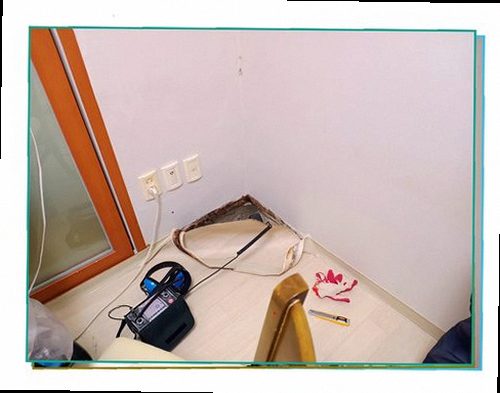 누수탐지 배관 연결부와 천장 내부의 수분 상태를 확인하는 점검 과정