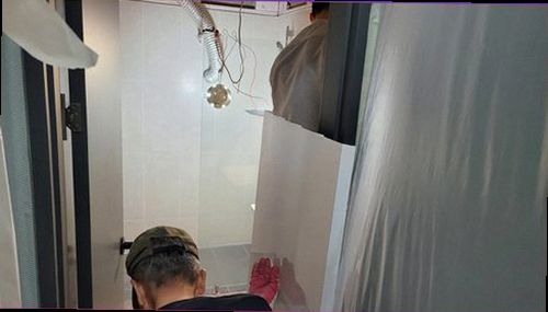 양평 누수탐지 보수 후 계량기와 주변 수분 변화를 점검하는 모습