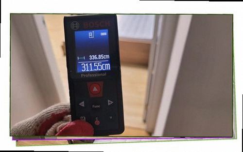 누수탐지 안방 천장에 발생한 누수 흔적과 주변 상태를 확인하는 모습