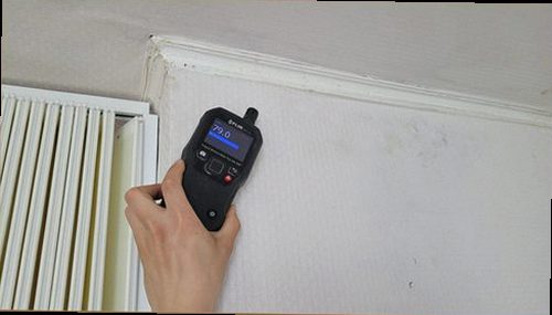 평택 누수탐지 벽면 변색과 마감재 들뜸을 확인하는 누수 점검 장면