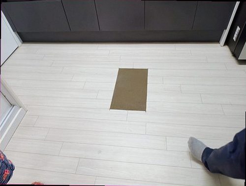 평택 누수탐지 누수 점검 전 계량기와 벽면 상태를 확인하는 모습