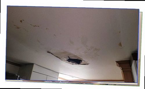누수탐지 배관 압력과 계량기 변화를 점검하는 장면