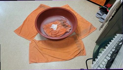 의정부 누수탐지 보수 후 욕실 천장 건조 상태와 주변 마감 상태를 점검하는 모습