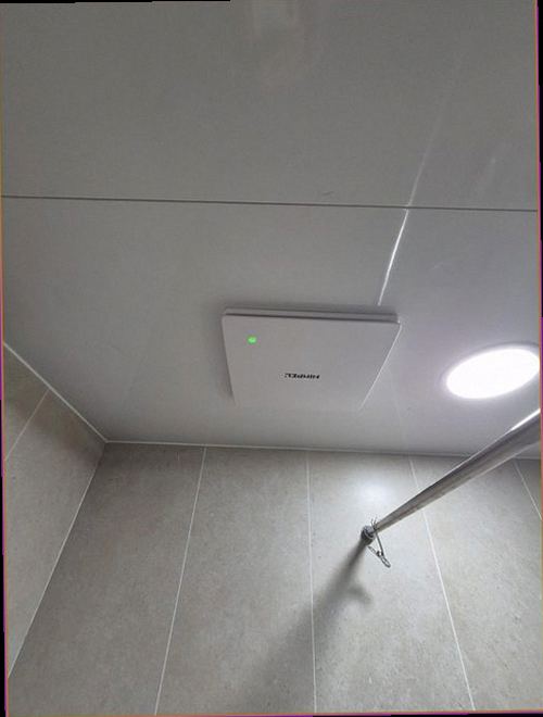 분당구 누수탐지 누수 점검 후 배관 연결부와 주변 건조 상태를 확인하는 모습
