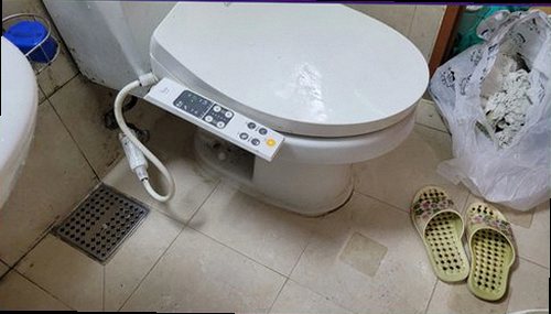일산동구 누수탐지 벽면 물자국과 바닥 습기를 확인하는 현장 모습