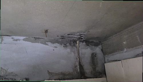 광진구 누수탐지 거실 벽면 하단의 변색과 수분 분포를 확인하는 현장 점검