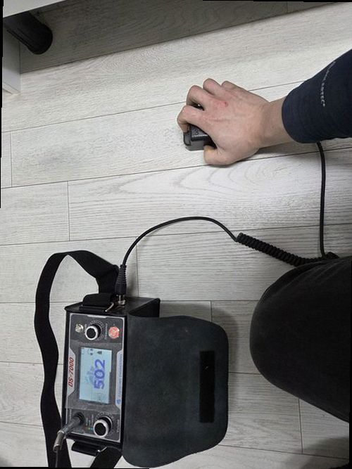 누수탐지 누수 원인과 보수 범위를 현장 자료로 설명하는 모습