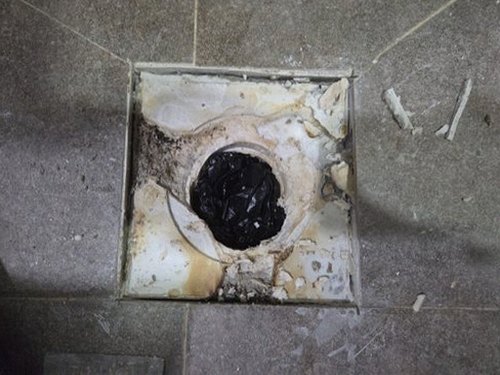 누수탐지 배관 접합부 교체 후 압력 시험 장면