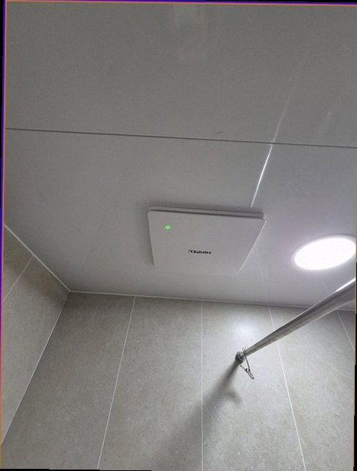 금천구 누수탐지 욕실 바닥 가장자리의 습기와 변색된 타일을 확인하는 현장 점검