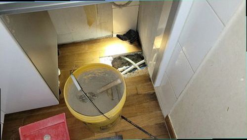 동작구 누수탐지 누수 의심 구역의 물기와 천장 얼룩을 확인하는 모습