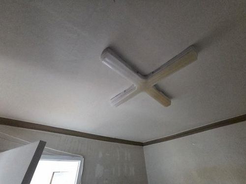 누수탐지 천장 얼룩 부위를 살펴보는 점검 장면