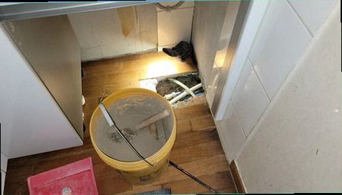용산구 누수탐지 벽면 얼룩과 바닥 습기 발생 위치를 비교하는 점검 장면