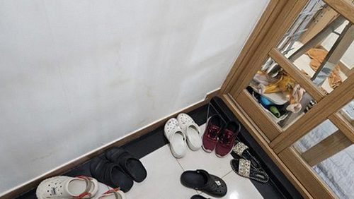 누수탐지 천장 모서리 벽지가 들뜬 상태를 살피는 현장 점검 장면
