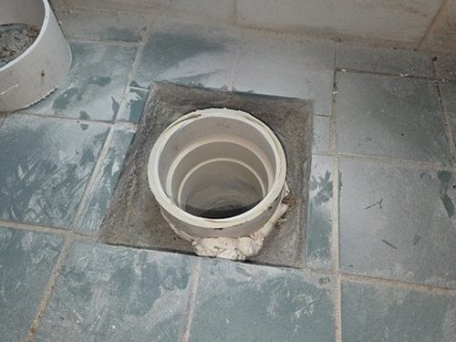 누수탐지 벽지 얼룩 부위를 확인하며 사진을 기록하는 점검 장면