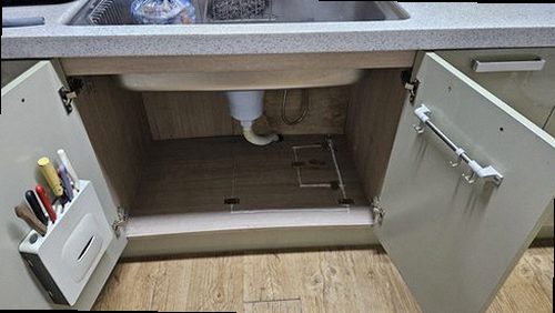 누수탐지 싱크대 하부장 배관 연결부를 점검하는 장면