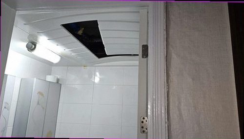 서대문구 누수탐지 바닥의 물자국과 벽면 얼룩을 확인하는 현장 모습