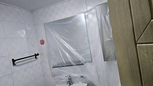 누수탐지 천장 얼룩을 점검하는 모습