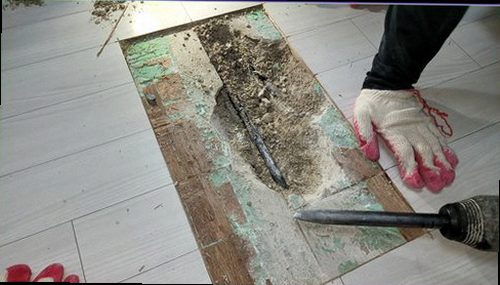가평 누수탐지 수분 측정기를 활용해 벽면과 바닥의 습도 차이를 확인하는 장면