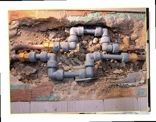 광명 누수탐지 벽면과 바닥의 누수 흔적을 확인하는 점검 모습