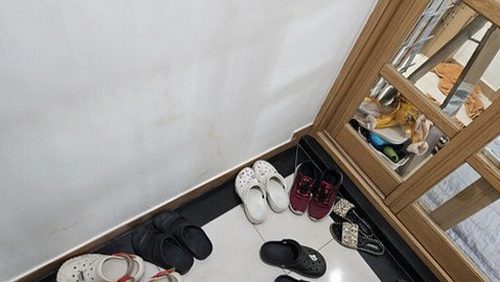 누수탐지 욕실 바닥 방수층과 배수구 주변을 점검하는 장면