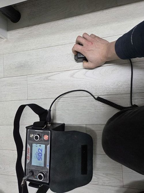 누수탐지 거실 바닥 점검 시 측정 장비를 사용하는 모습