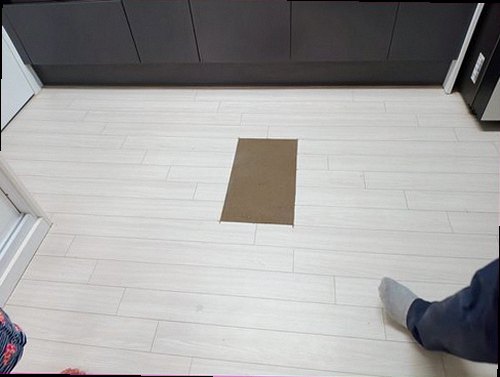시흥 누수탐지 벽면과 천장에 나타난 누수 흔적을 확인하는 모습