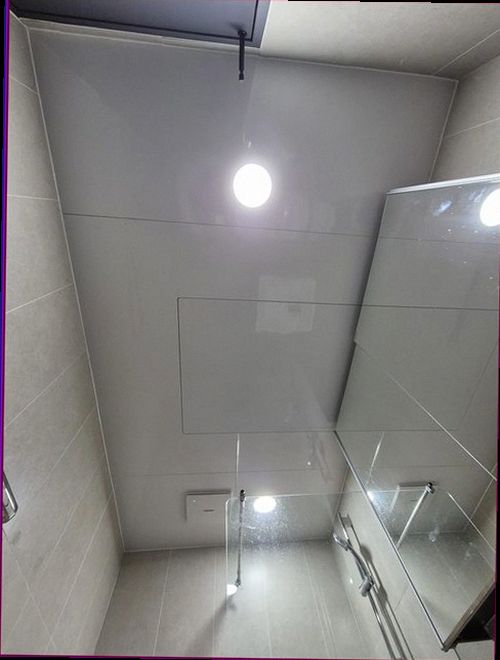 안성 누수탐지 누수 원인 확인 후 배관 연결부와 벽면 건조 상태를 점검하는 모습