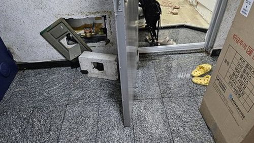 누수탐지 보수 후 바닥 마감과 건조 상태를 재확인하는 모습