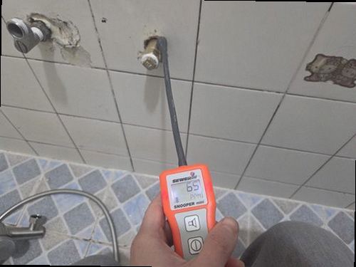 누수탐지 세면대 하부 배관 연결부와 바닥 물기 점검 장면