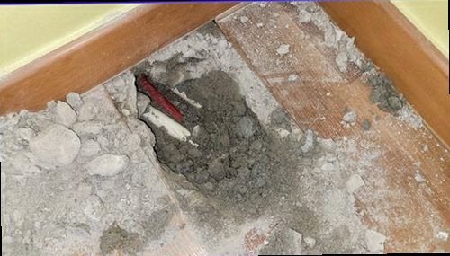 오산 누수탐지 난방 배관과 분배기 주변의 상태를 확인하는 현장 점검 모습