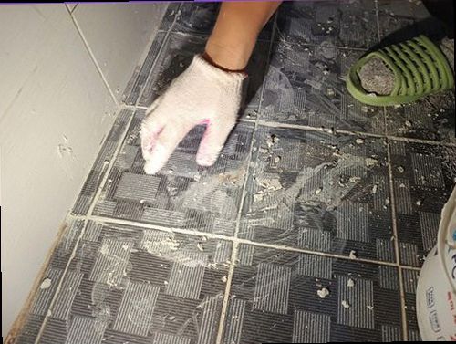 오산 누수탐지 벽과 천장에 생긴 누수 흔적을 확인하는 현장 점검 모습