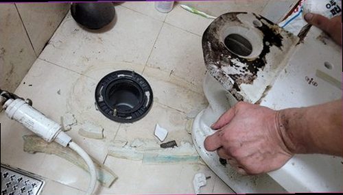 의왕 누수탐지 천장 얼룩과 벽면 습기를 확인하는 점검 모습
