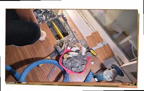 의왕 누수탐지 누수 발생 위치와 주변 흔적을 비교하는 점검 모습