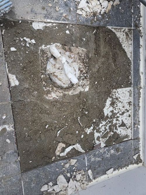 누수탐지 벽면 얼룩과 배관 주변 습기를 점검하는 현장 장면