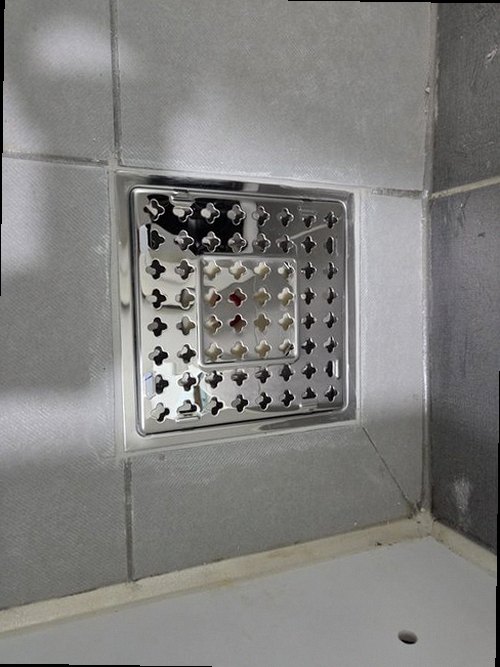 누수탐지 점검 기록지와 측정 장비를 함께 정리하는 현장 장면