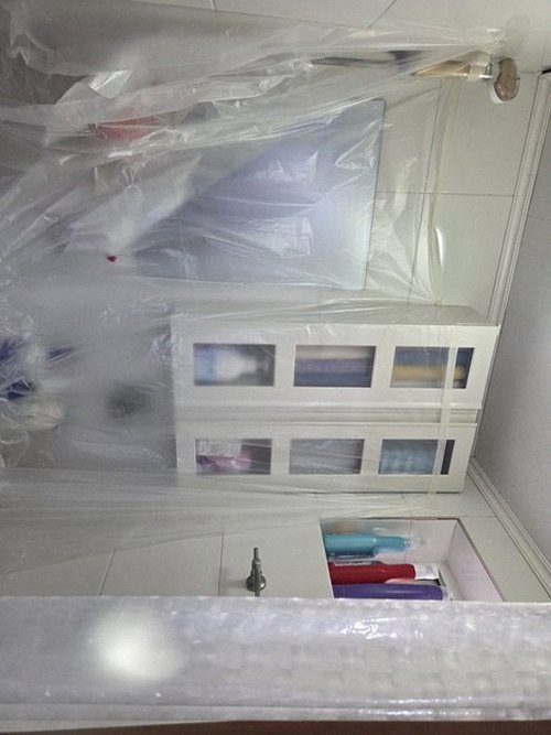 누수탐지 욕실 바닥 모서리와 벽면 하단의 얼룩을 살펴보는 현장 점검 장면