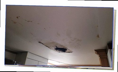 남양주 누수탐지 천장 누수 흔적과 수분 측정 위치를 확인하는 모습
