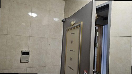 누수탐지 거실 벽면 하단 얼룩과 계량기 확인 장면