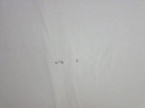 누수탐지 아파트 천장 얼룩 점검 현장의 배관 구조 확인 장면