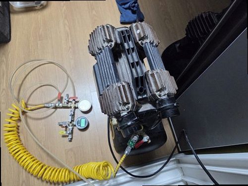덕양구 누수탐지 실내 벽면에 나타난 누수 흔적과 점검 위치를 살펴보는 모습