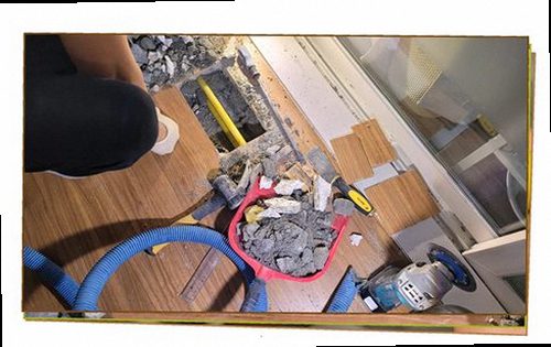 덕양구 누수탐지 창호 하단과 벽면에 나타난 초기 누수 흔적을 확인하는 모습
