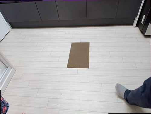 오정구 누수탐지 천장 얼룩과 지붕 접합부를 비교하는 현장 점검 모습