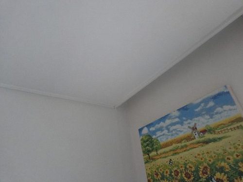 누수탐지 점검 완료 후 안방 바닥 상태를 확인하는 장면