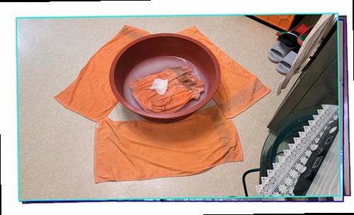 수정구 누수탐지 욕실 벽면과 바닥 모서리의 습기 흔적을 확인하는 현장