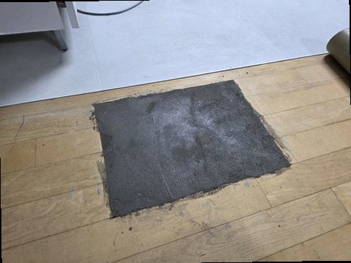 누수탐지 천장에 번진 물자국과 주변 마감재 상태를 확인하는 모습